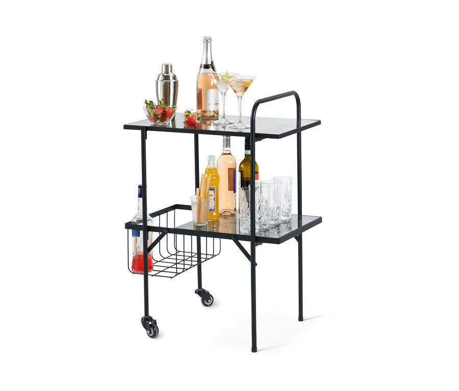Ein zweistöckiger, schwarzer Servierwagen mit Getränken und Gläsern.