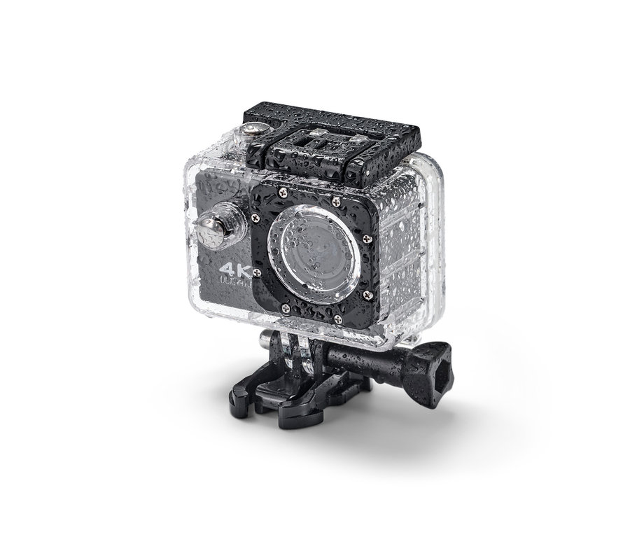 Nahaufnahme einer Action-Cam mit 4K-Auflösung in einem transparenten, wasserdichten Gehäuse, das mit Wassertropfen bedeckt ist.