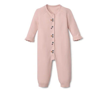 Rosa Baby-Strickoverall mit Blumenstickerei.