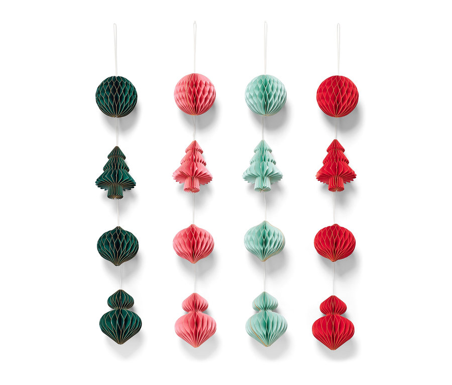 Ein 16er-Set Weihnachtsbaumschmuck in verschiedenen Farben und Formen hängt vor einem weißen Hintergrund.
