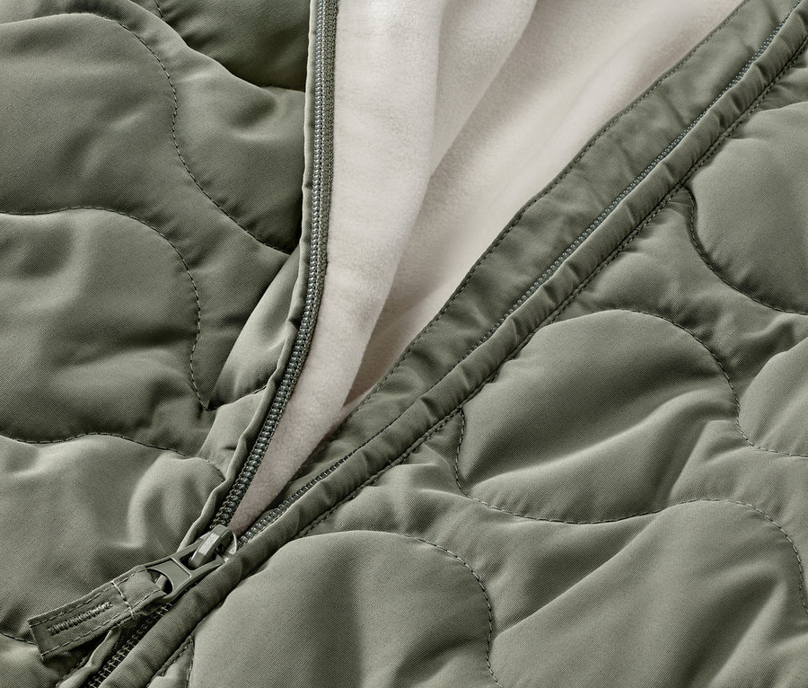 Detailansicht von Baby-Winteroverall mit Reißverschluss.