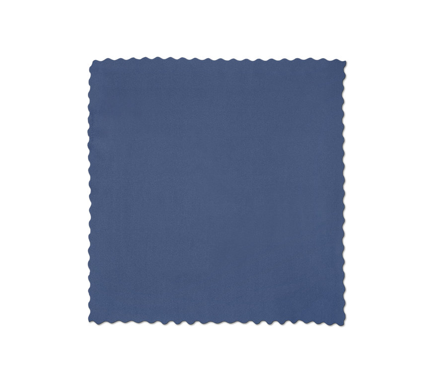 Blaues Outdoor-Handtuch mit gewellten Rändern.