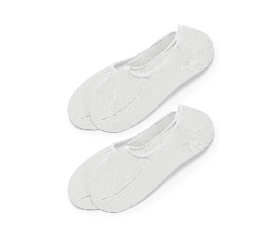 Zwei Paar extrafeine Sneaker-Füßlinge liegen auf weißem Grund.