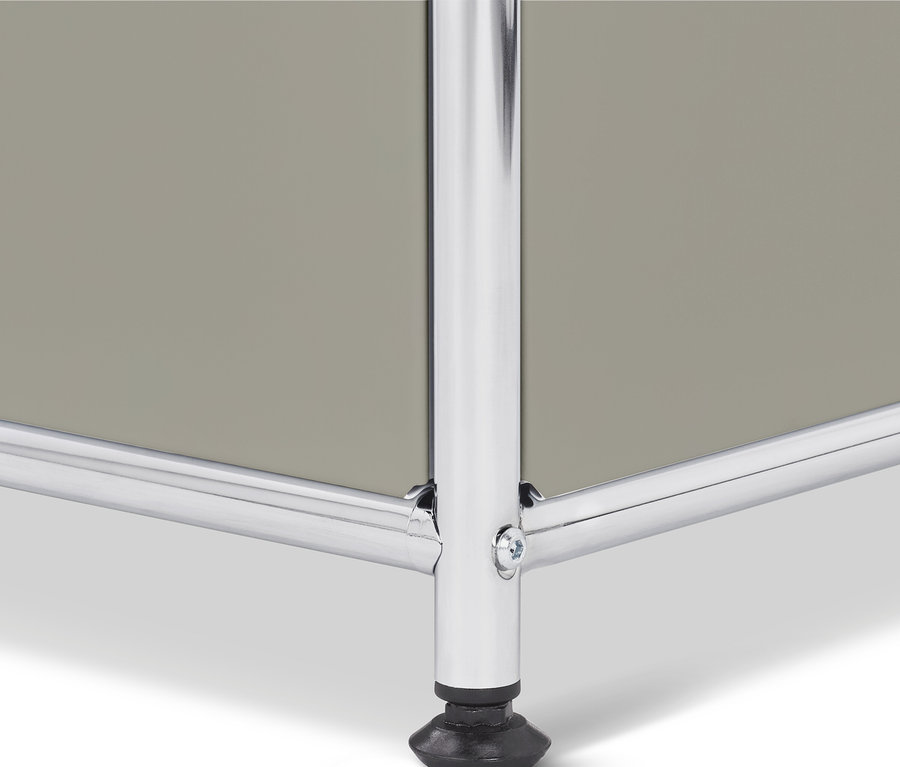 Detail einer hellgrauen Garderobe Metall »CN3« mit 2 Klappenfächern und 2 Schubladen.