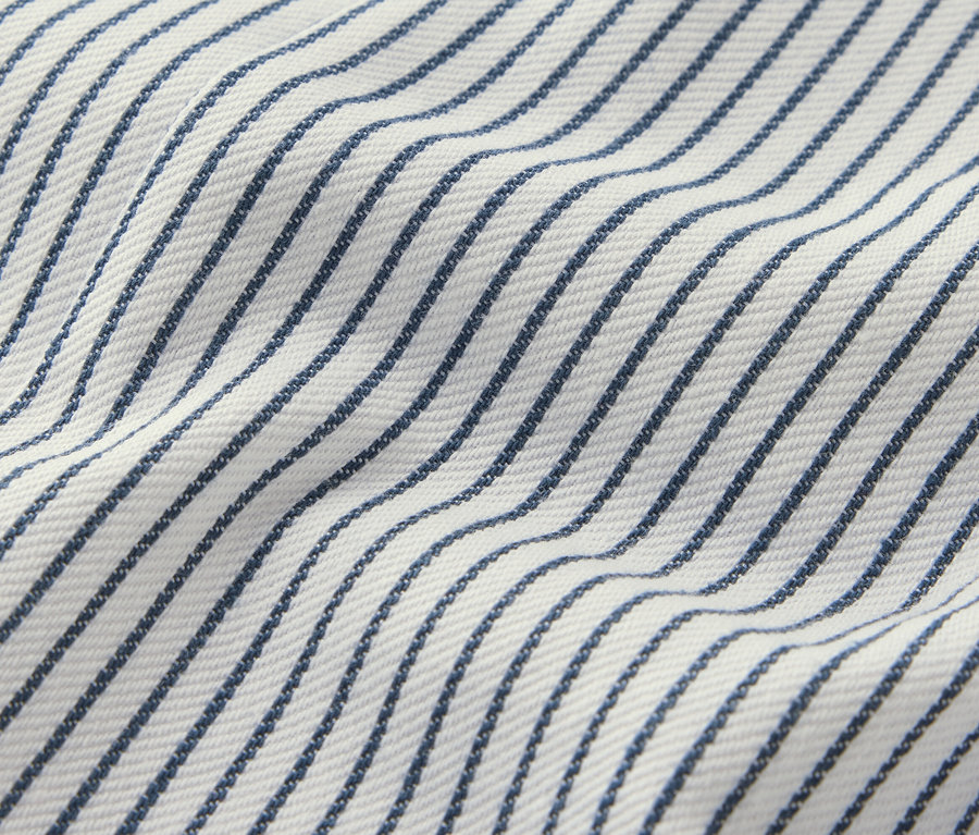 Detailaufnahme einer Kinder-Web-Latzhose mit blauen Streifen auf weißem Grund.