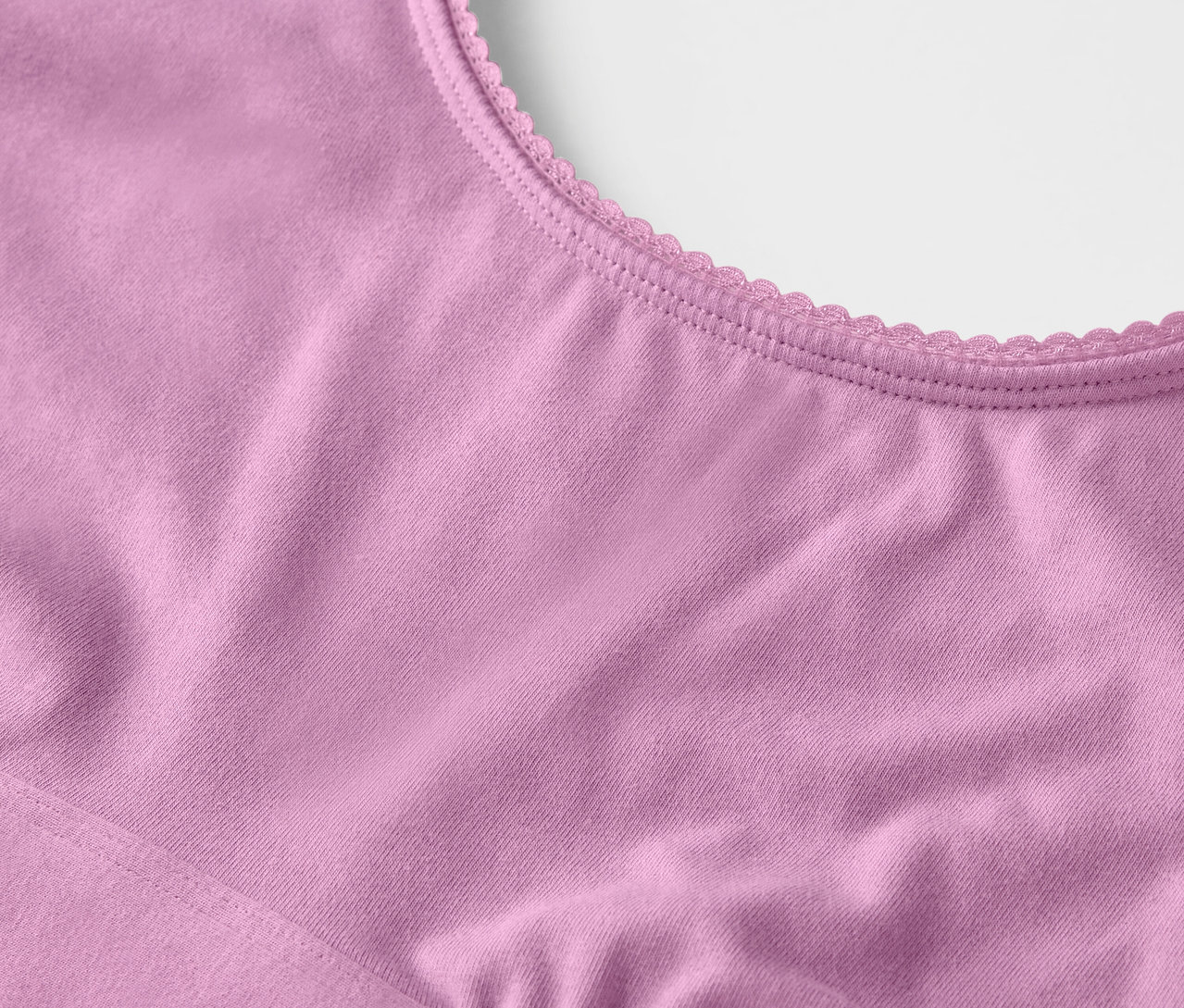 Detailaufnahme eines lila BHs mit Zierrand.