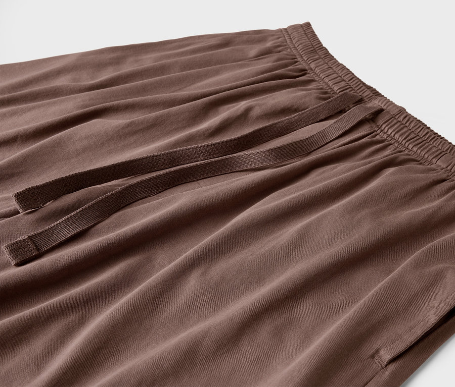 Nahaufnahme einer braunen Hose mit Kordelzug und Taschen.