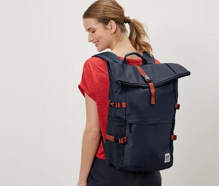 Frau trägt einen Outdoor-Rucksack.