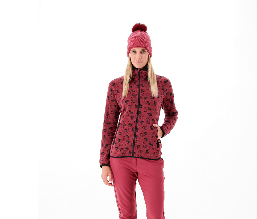 Frau trägt eine CMP Damen-Strickfleece-Jacke, Beere, passende Hose und Mütze.