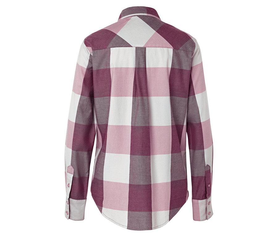 Detail der Rückseite eines karierten Hemdes in Rosa-, Weiß- und Burgundertönen.