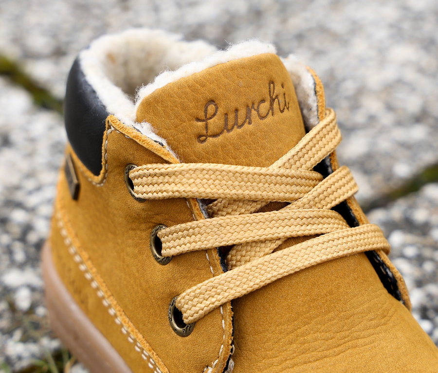 Detailaufnahme eines gelben Lurchi »Fleximo Barefoot-TEX« Schuhs mit braunen Schnürsenkeln.