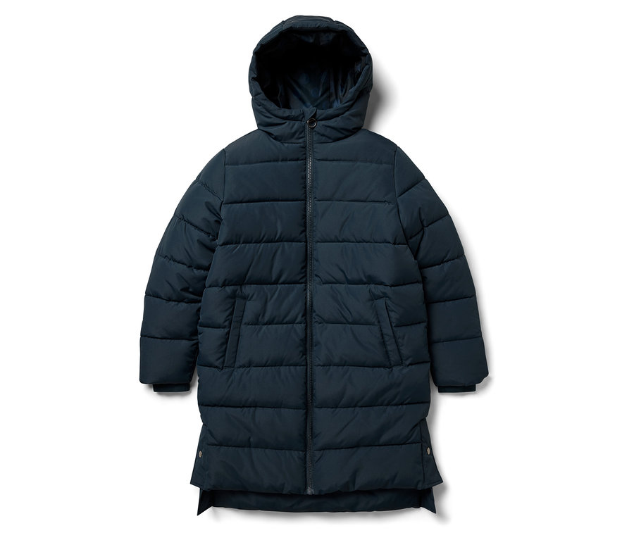 Marineblaue Steppjacke mit Kapuze liegt auf einem weißen Hintergrund.