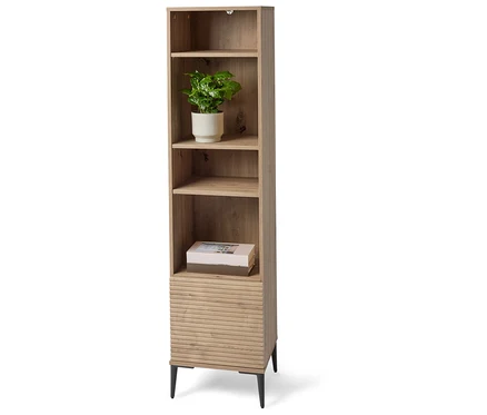 Schmales Holzregal mit vier Regalböden, einer Topfpflanze und einem Buch.
