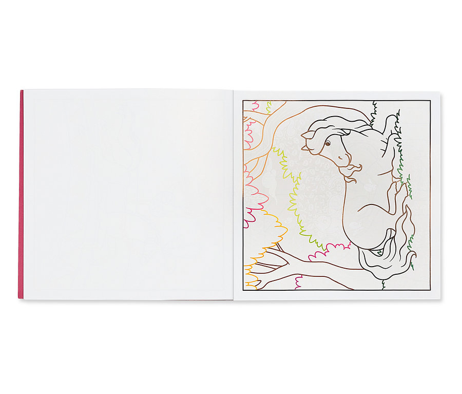 Offenes Malbuch mit einer Zeichnung eines Pferdes und Bäumen.