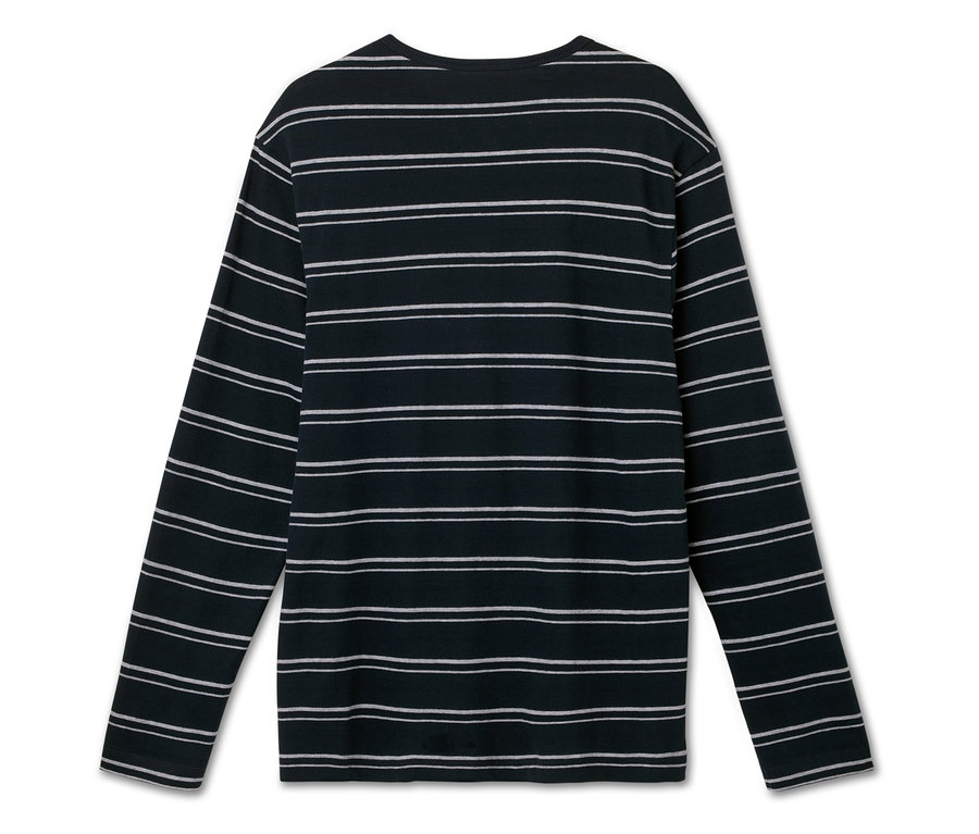 Schwarz-weiß gestreiftes Langarmshirt liegt auf einem weißen Hintergrund.