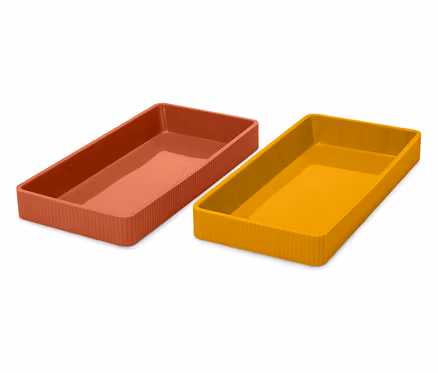 Zwei rechteckige Schalen, eine orange und eine gelbe, nebeneinander auf einem weißen Hintergrund.