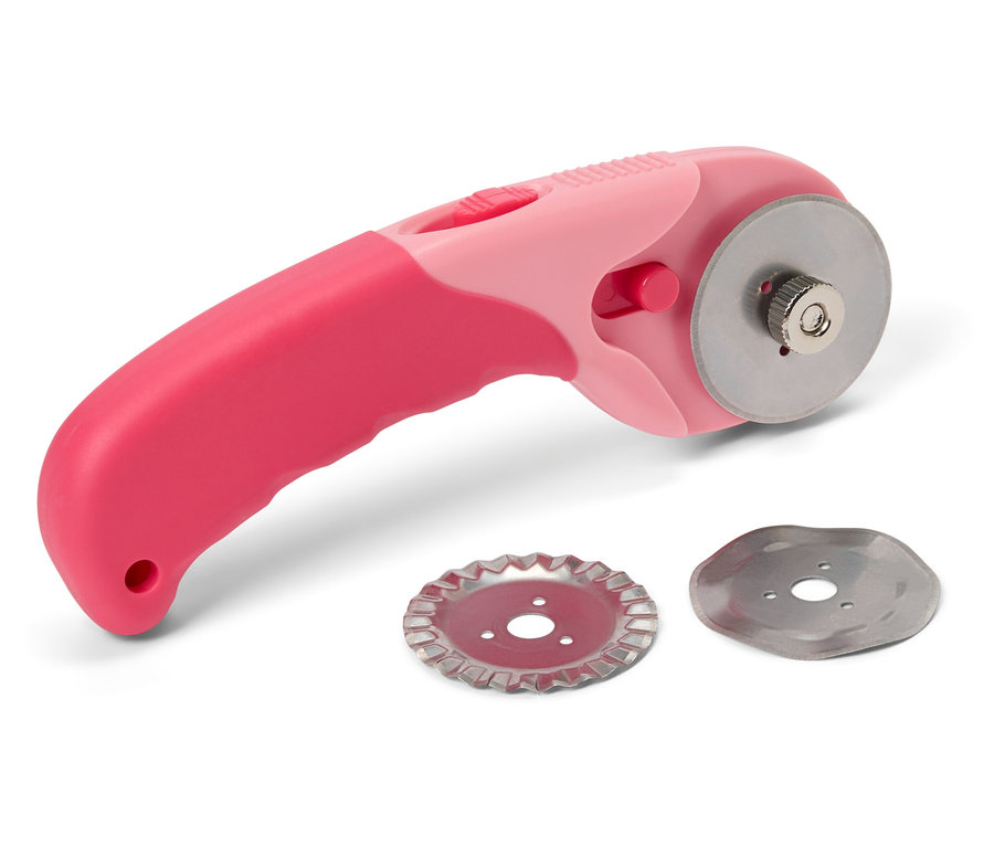 Ein pinkfarbener Stoff-Rollschneider mit zwei Klingen auf einem weißen Hintergrund.