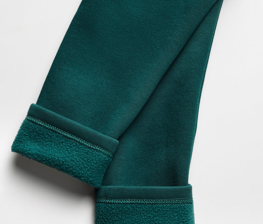Detailaufnahme von zwei grünen Kinder-Thermo-Leggings mit angerauter Innenseite.