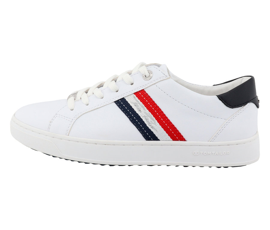 Weißer Tom Tailor Sneaker mit roten und blauen Streifen.