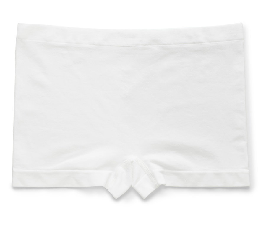 Weisse Boy-Shorts liegen auf einem weissen Hintergrund.
