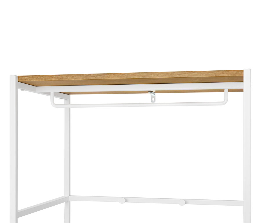 Detailansicht eines weißen Kleiderständers mit einer Ablage aus hellem Holz.