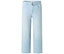 Helle, locker sitzende Jeans mit Gürtel.