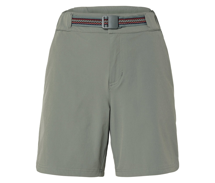 Nahaufnahme einer grauen Shorts mit einem rot-grauen Gürtel.
