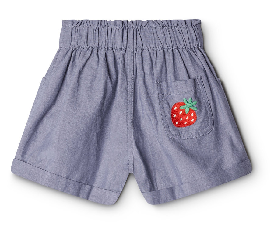 Hellblaue Shorts mit Erdbeer-Applikation auf einer Gesäßtasche.