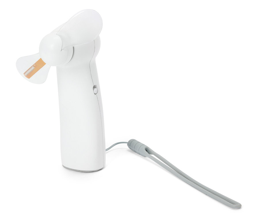 Weißer, elektrischer Mini-Ventilator mit grauem Handgelenkband liegt auf einem weißen Hintergrund.