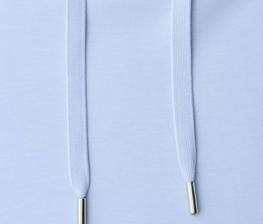 Detailansicht eines hellblauen Street One Shirts mit Kordelzug.