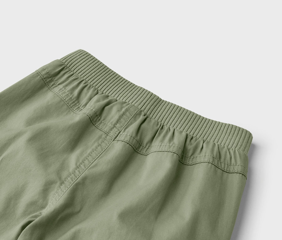 Nahaufnahme der Rückseite einer olivgrünen Hose mit elastischem Bund.