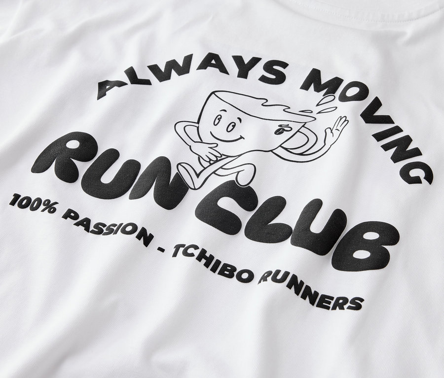 Sportshirt mit schwarzem Aufdruck "ALWAYS MOVING", einer laufenden Kaffeetasse, "RUN CLUB" und "100% PASSION - TCHIBO RUNNERS".