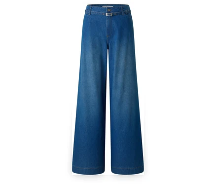 Weite, blaue Jeanshose mit Gürtel auf weißem Hintergrund.
