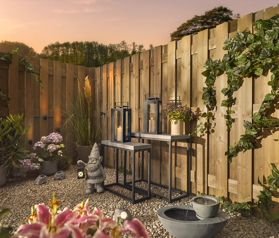 Im Garten stehen ein Buddha-Gartenbrunnen, drei Solar-Dachrinnenleuchten und drei Solar-LED-Steine.