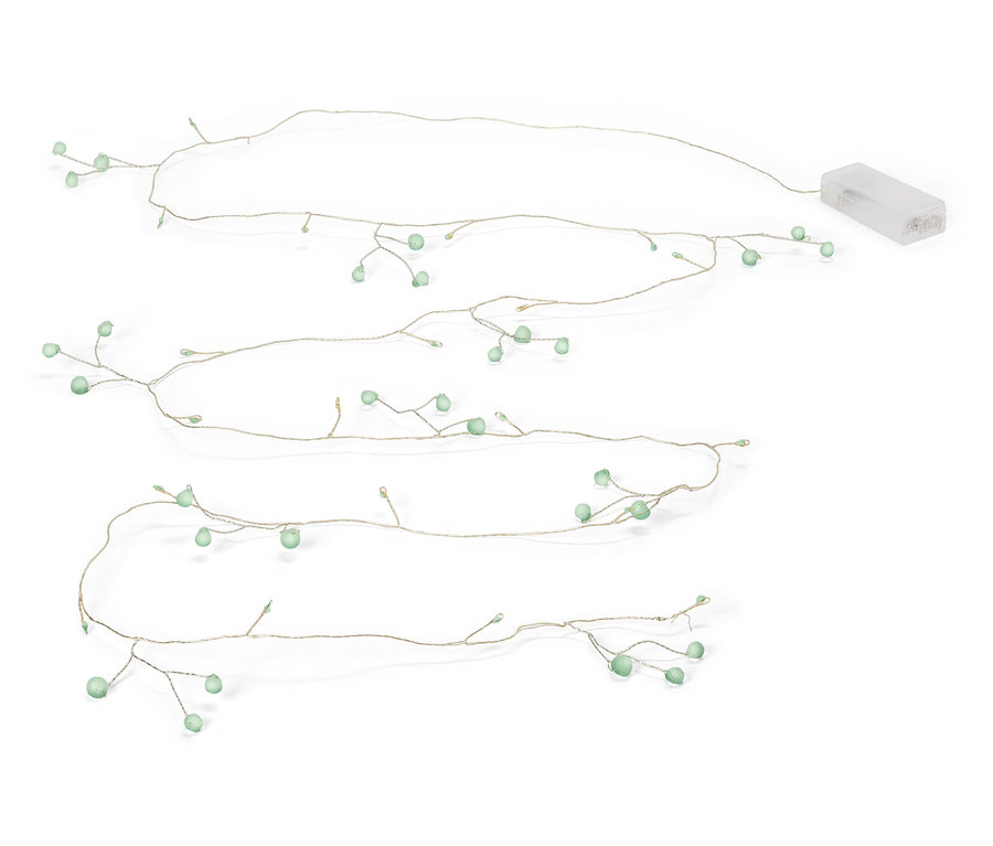 Lichterkette mit grünen Kugeln und Batteriefach auf weißem Grund.