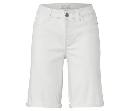 Weiße Jeansshorts auf weißem Hintergrund.