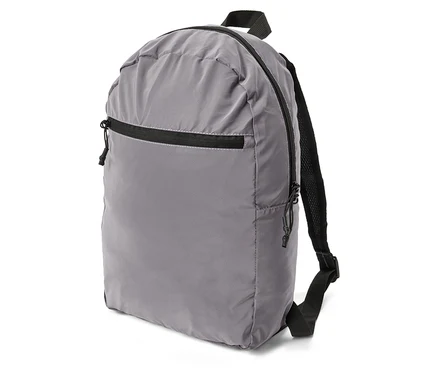 Grauer Rucksack mit schwarzem Reißverschluss und Trägern, seitlich auf weißem Grund.