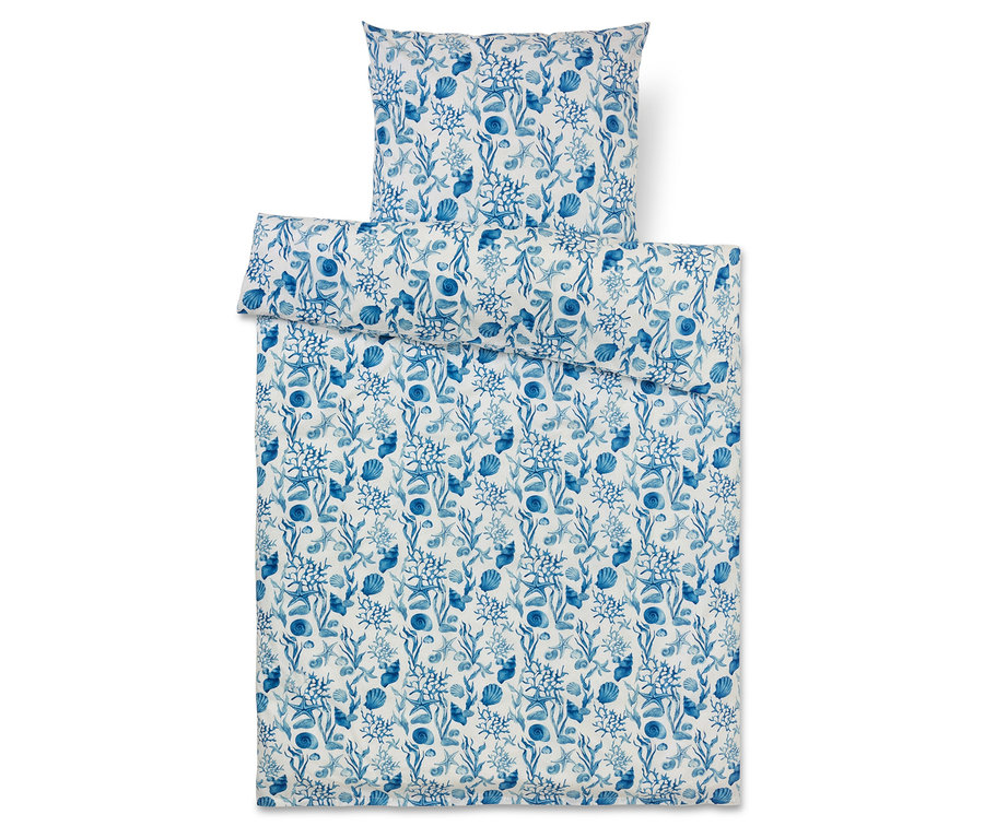Bettwäsche-Set mit blauem Meeresmuster aus Korallen, Muscheln und Seetang auf weißem Hintergrund.