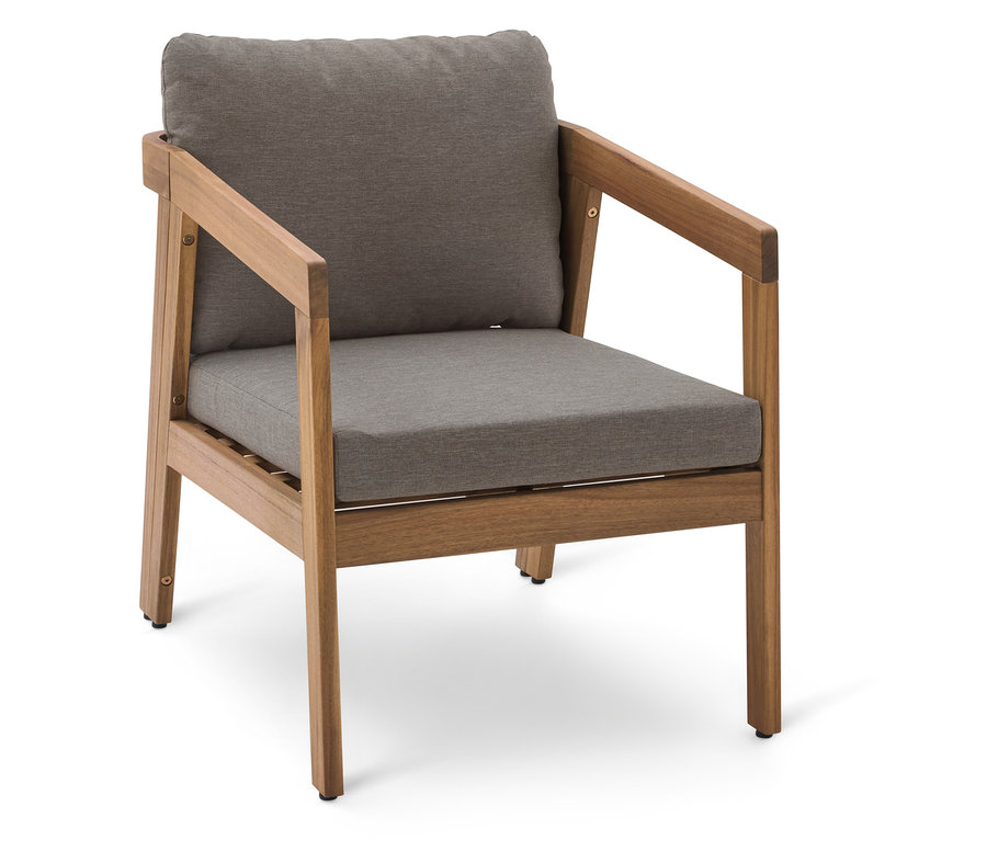 Ein brauner Holzstuhl mit grauem Kissen steht auf einem weißen Hintergrund.