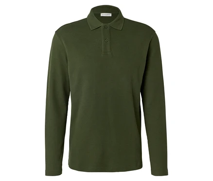 Ein langärmliges, olivgrünes Poloshirt liegt auf einem weißen Hintergrund.