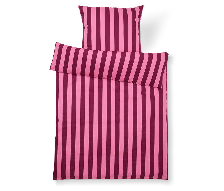 Bettwäschegarnitur mit pinken und weinroten Streifen, bestehend aus einem Kissenbezug und einem Bettbezug.