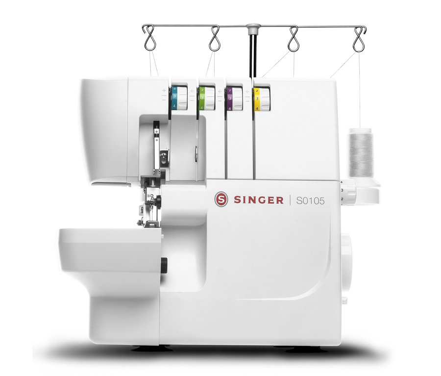 Weiße Singer Overlock-Nähmaschine S0105 mit vier farbcodierten Fadenspannungsreglern und einer weißen Garnrolle.