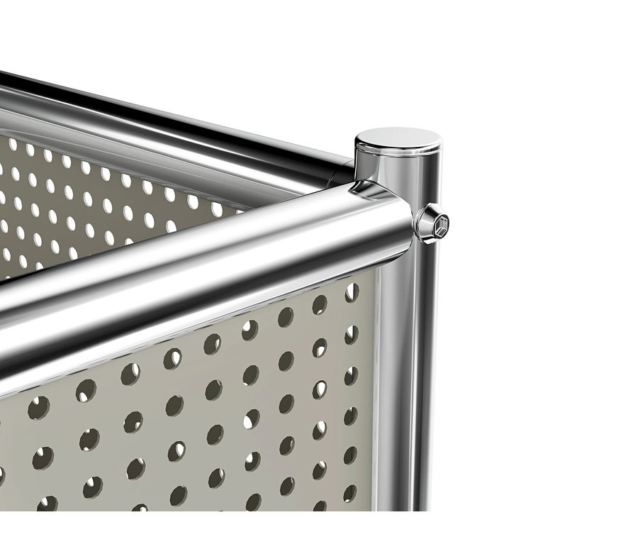 Nahaufnahme einer Metallstruktur mit glänzenden Chromstangen und perforierten hellgrauen Platten, verbunden durch eine sichtbare Schraube an einem vertikalen Pfosten.