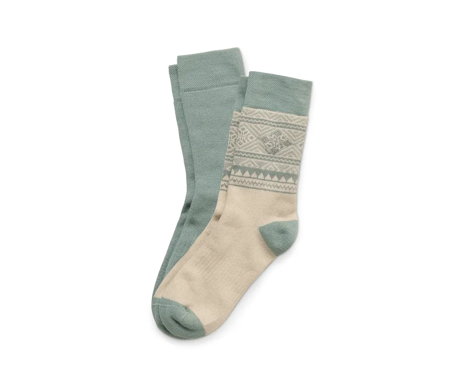 Zwei Socken, eine einfarbig hellgrün, die andere beige mit hellgrüner Ferse, Spitze und gemusterter Manschette.
