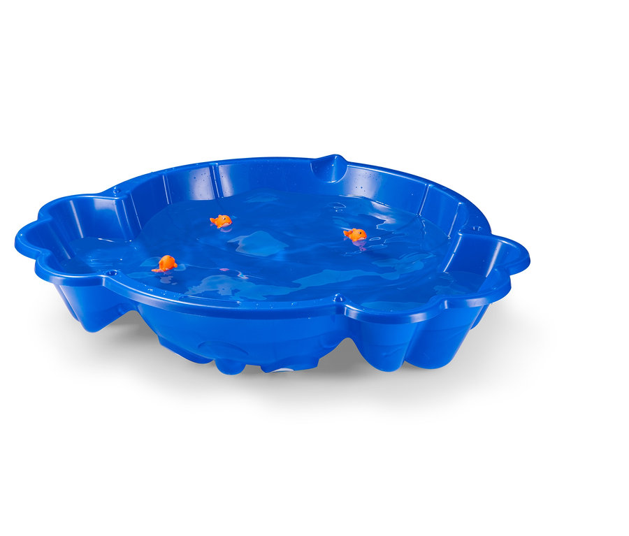 Blaues Planschbecken mit Wasser und drei orangen Spielzeugen.