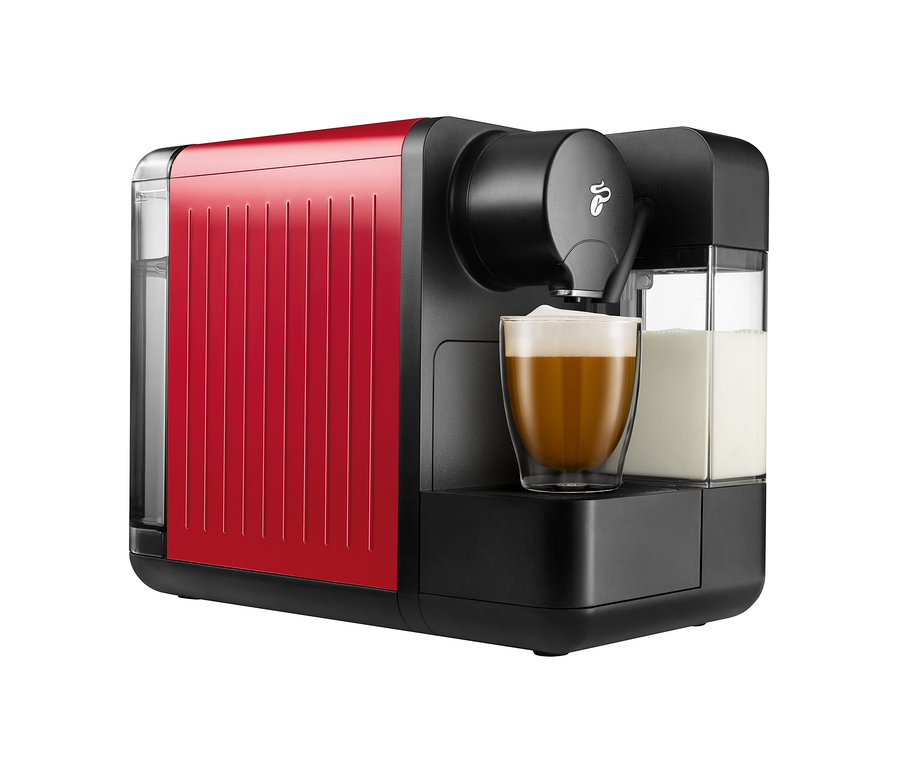 Cafissimo milk, rot, füllt Kaffee in ein Glas.