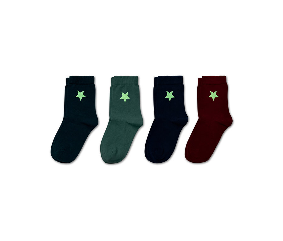 Vier Paar Socken in verschiedenen Farben (Dunkelblau, Grün, Dunkelblau und Weinrot) mit einem Stern auf jeder Socke.