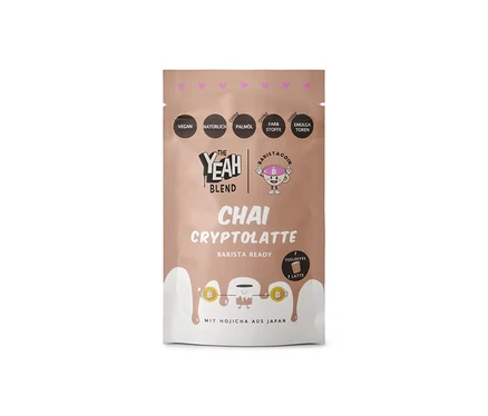 Brauner Standbeutel von The Yeah Blend - Chai Cryptolatte - 100 g mit weißem Wellendesign, dem Text "CHAI CRYPTOLATTE" und Icons für "VEGAN", "NATÜRLICH", "OHNE PALMÖL", "OHNE FARBSTOFFE" und "OHNE EMULGATOREN".