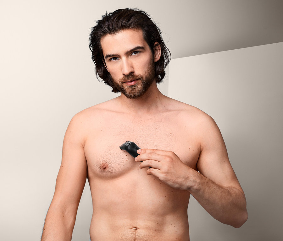 Mann trimmt seine Brusthaare mit einem Beurer-Body-Groomer »HR 6000«.