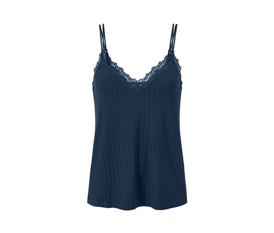 Dunkelblauer Pyjama mit Spitze auf weißem Hintergrund.